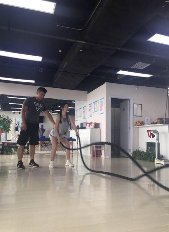 37岁女明星引领智能生活潮流，揭秘必备高科技产品！